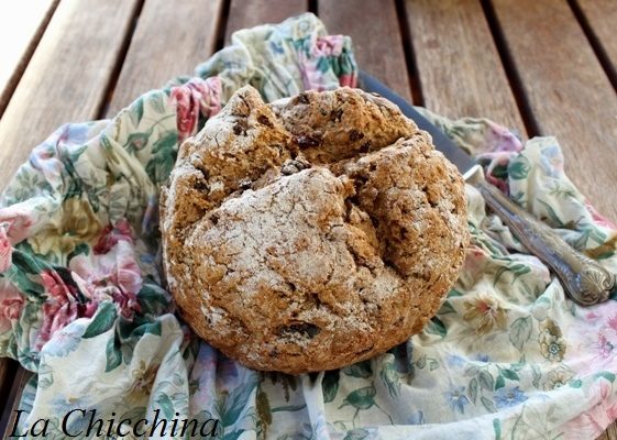SODA BREAD CON NOCI E UVETTA DI CORINTO
