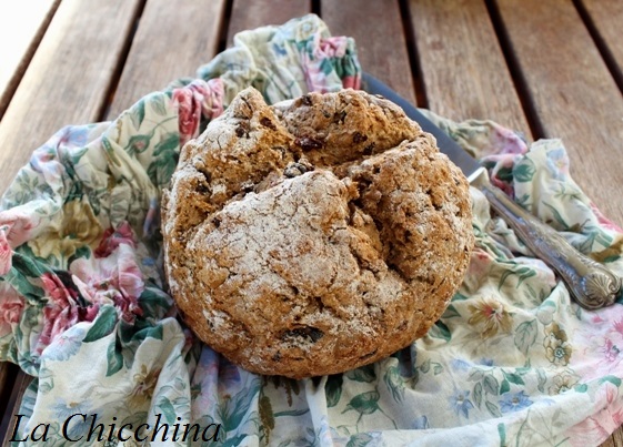 SODA BREAD CON NOCI E UVETTA DI CORINTO