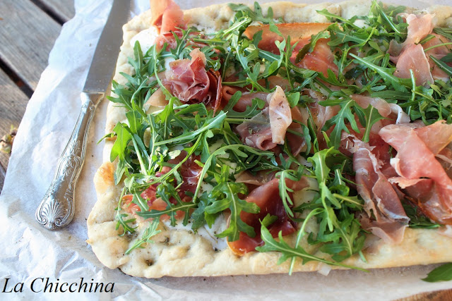 FOCACCIA CON PROSCIUTTO CRUDO E RUCOLA