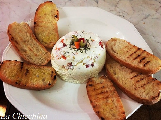 CUPOLA DI FORMAGGI CON VERDURE E CROSTINI