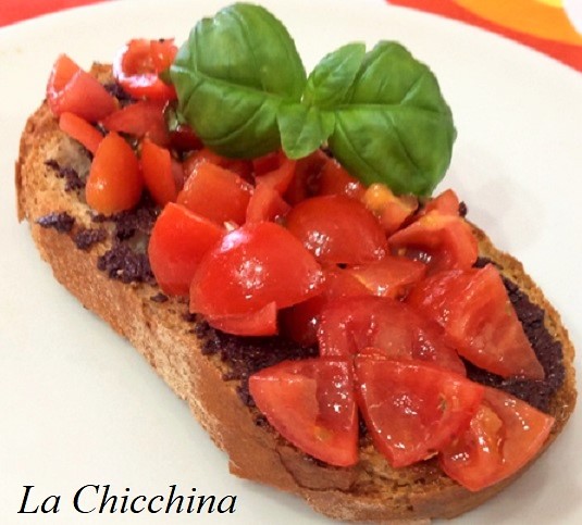 BRUSCHETTA CON PATÈ DI OLIVE NERE