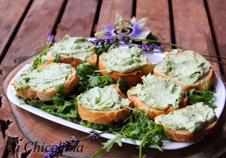 Crostini con crema di rucola