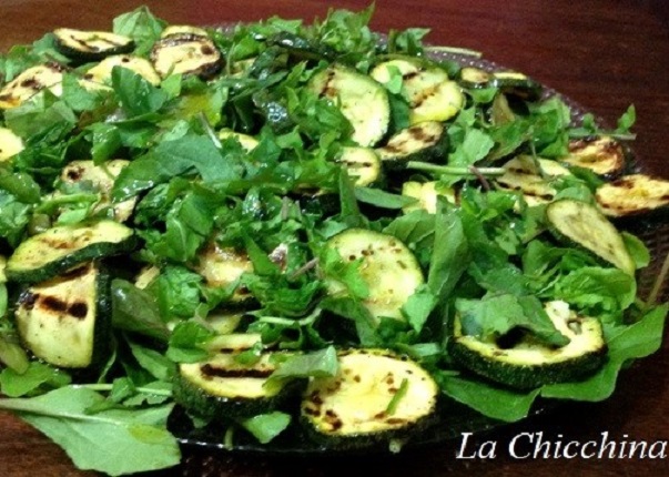 INSALATA CON ZUCCHINE E RUCOLA