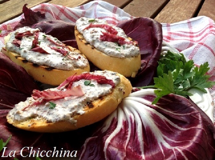 BRUSCHETTE ALLA MOUSSE DI RADICCHIO