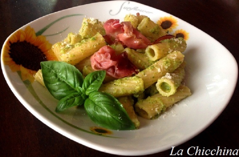 RIGATONI CON CREMA DI ZUCCHINE E SPECK CROCCANTE