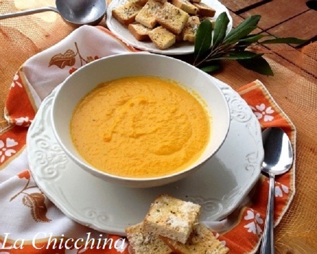 VELLUTATA DI CAROTE CON ALLORO E CROSTINI AL PARMIGIANO