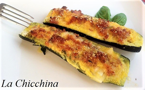 ZUCCHINE RIPIENE CON SALCICCIA E MOZZARELLA
