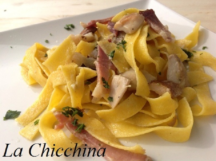 TAGLIATELLE CON FUNGHI, PANNA E SPECK