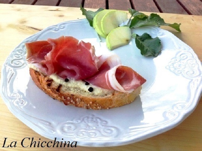 BRUSCHETTA CON SENAPE, MELA E ALTRE BONTÀ
