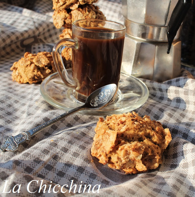 BISCOTTONI CON I CEREALI E CAFFÈ
