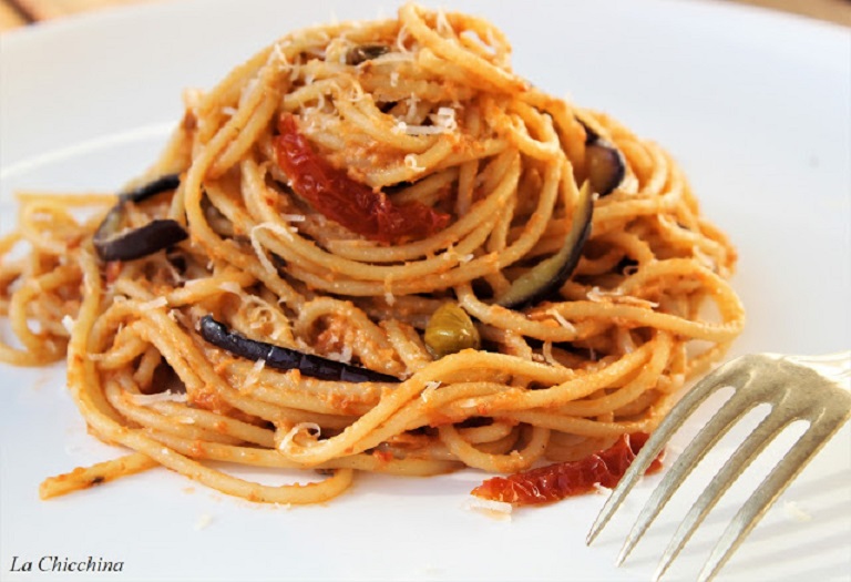 SPAGHETTI CON “PESTO” DI MELANZANE E POMODORI SECCHI | La Chicchina