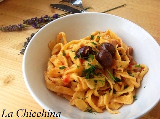TAGLIATELLE CON TONNO E OLIVE