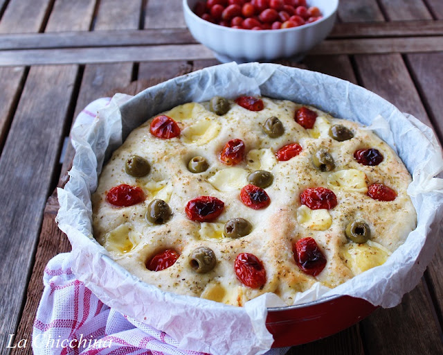 FOCACCIA CON OLIVE, POMODORINI E FORMAGGIO