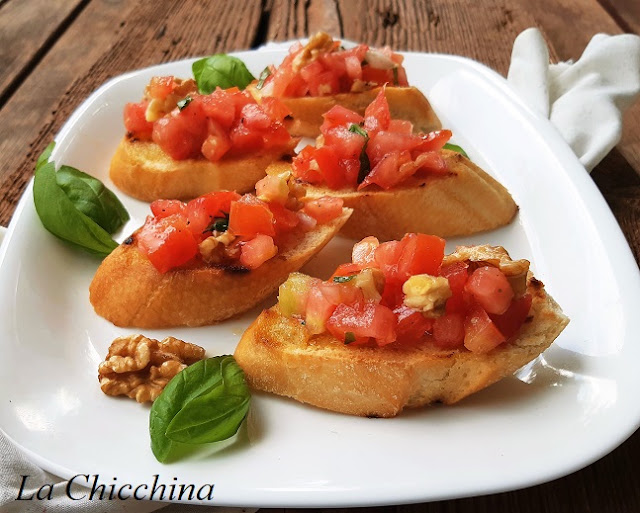 BRUSCHETTE CON POMODORO E NOCI