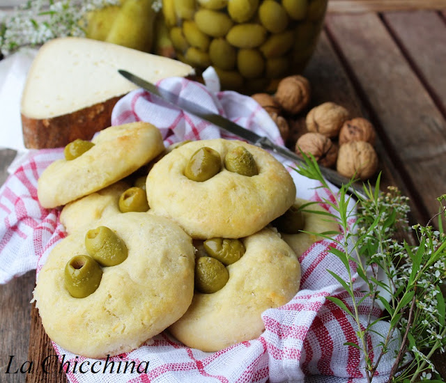 FOCACCINE DI PATATA CON LE OLIVE