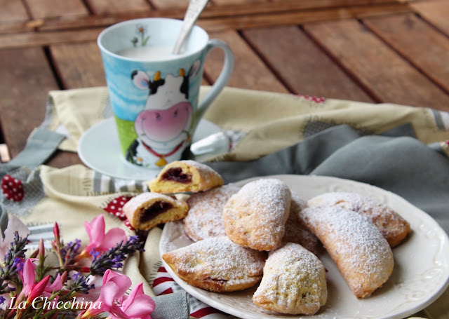 MEZZELUNE ALLA RICOTTA CON CONFETTURA DI FRUTTI DI BOSCO
