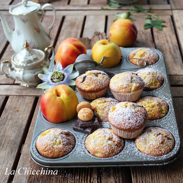 MUFFIN CON PESCHE AMARETTI E CIOCCOLATO